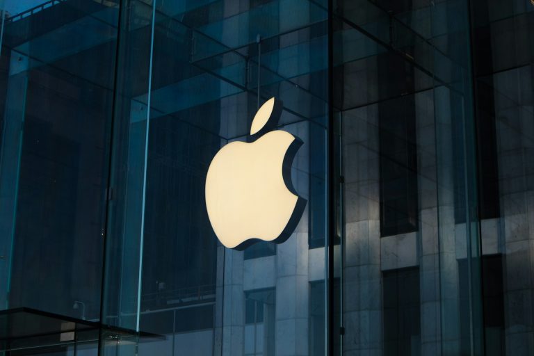 Apple pode lançar seu primeiro iPhone dobrável até 2026, segundo rumores