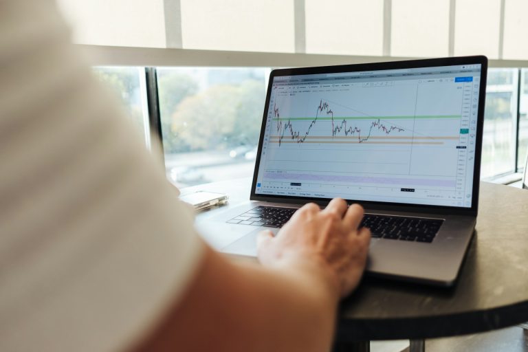 Certificações essenciais para ingressar no mercado financeiro no Brasil
