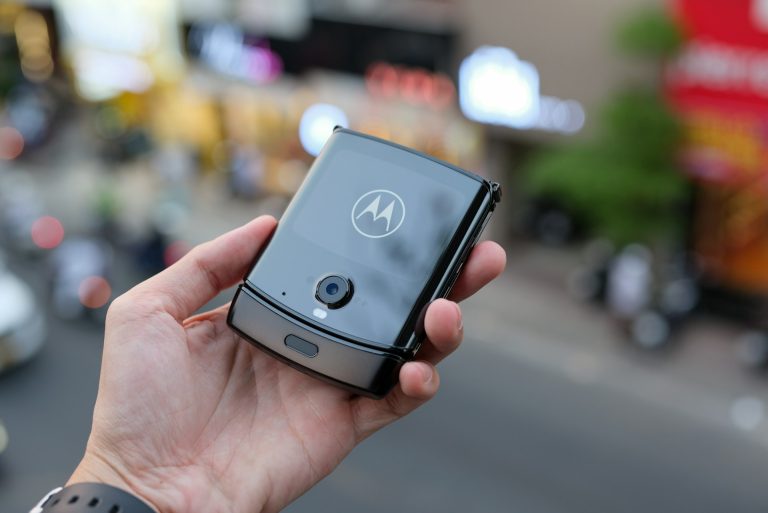 Motorola ataca em duas frentes: do acessível Moto G14 ao dobrável Razr em promoção