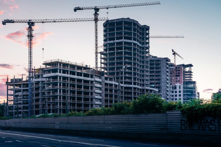 Movimentações no Setor Imobiliário: Capitalização no Brasil e Alívio nos Seguros Globais